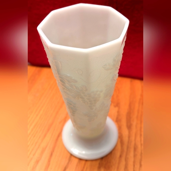 Vintage white milk glass vase - Picture 1 of 5